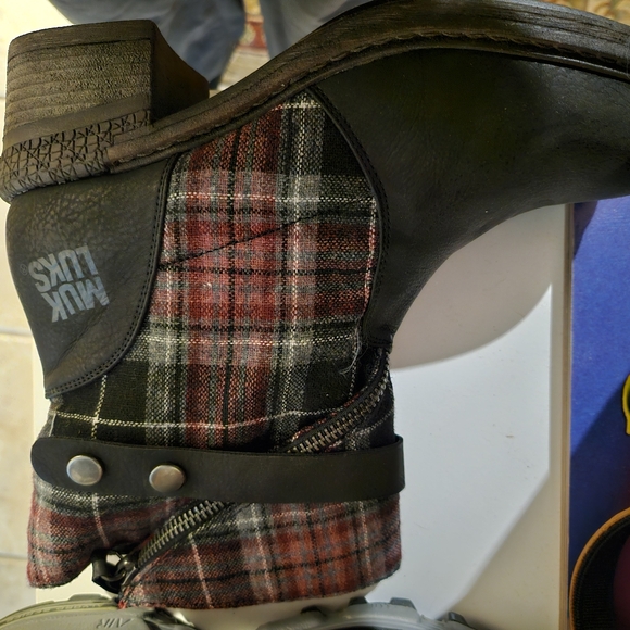 Boots - Picture 3 of 7